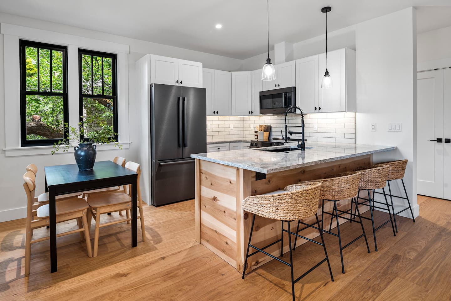 Beautiful modern kitchen and dining room designed by Oregon's best architect in Bend: Full Circle Design
