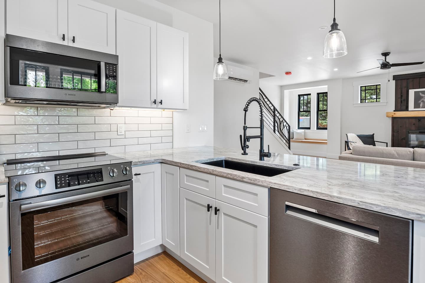 Beautiful and modernized kitchen by green and healthy architect Full Circle Design in Bend, Oregon
