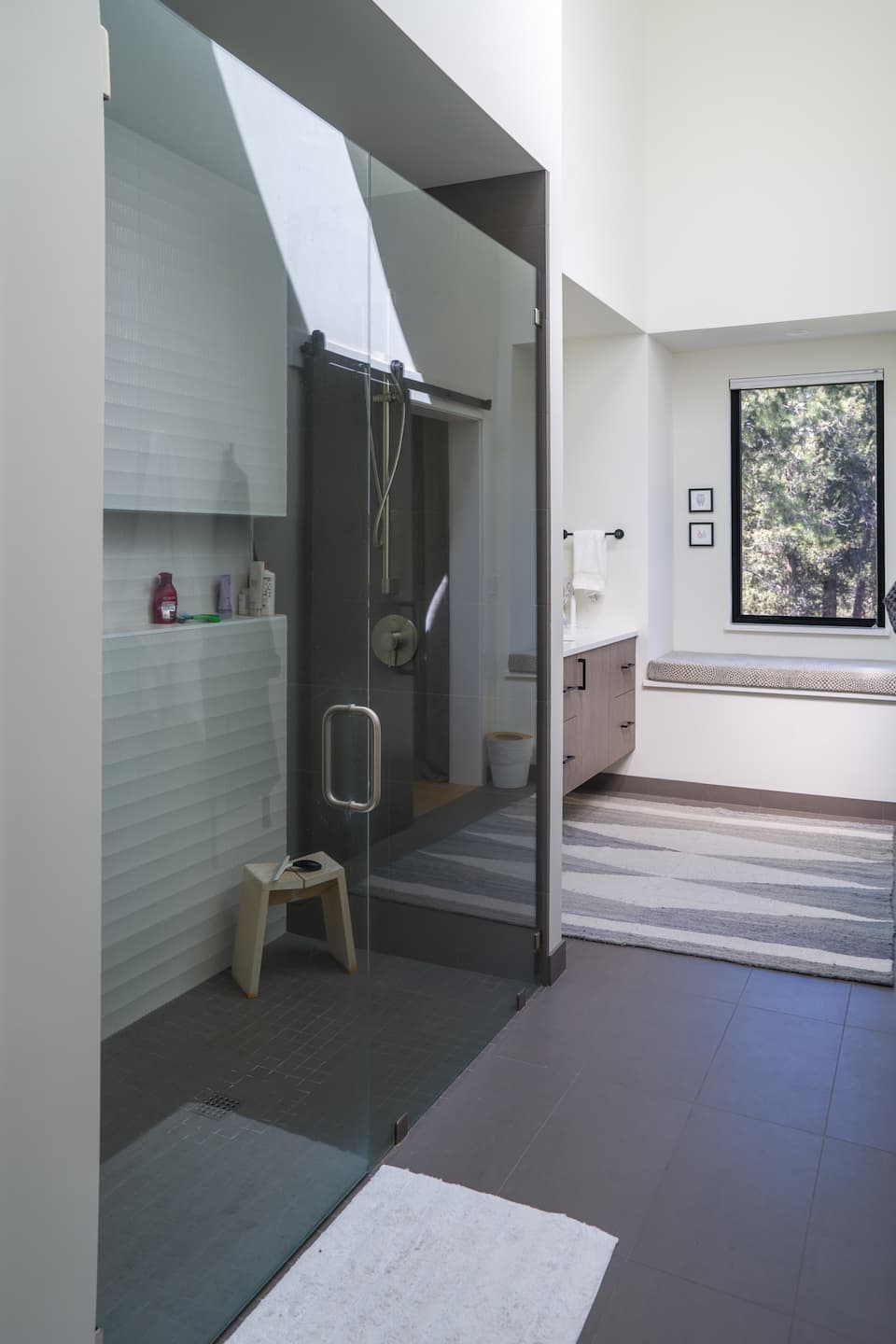 Large modern bathroom in Bend, Oregon designed by Full Circle Design